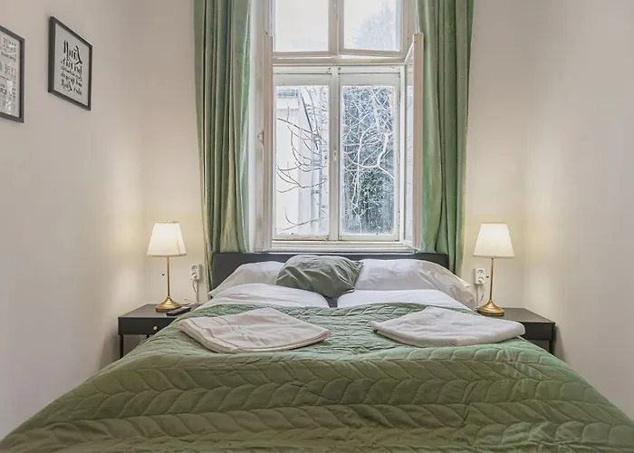 Apartment Spacious 4-bedroom Shared Flat In The Heart Of *