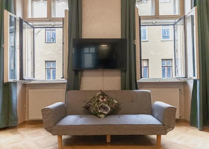 Apartment Spacious 4-bedroom Shared Flat In The Heart Of *