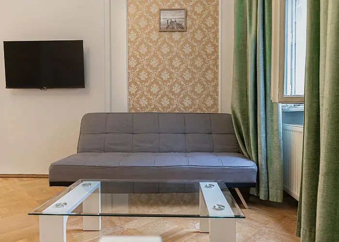 Apartment Spacious 4-bedroom Shared Flat In The Heart Of *