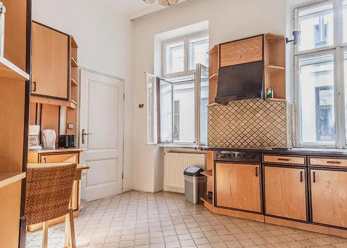 Spacious 4-bedroom Shared Flat In The Heart Of Apartment