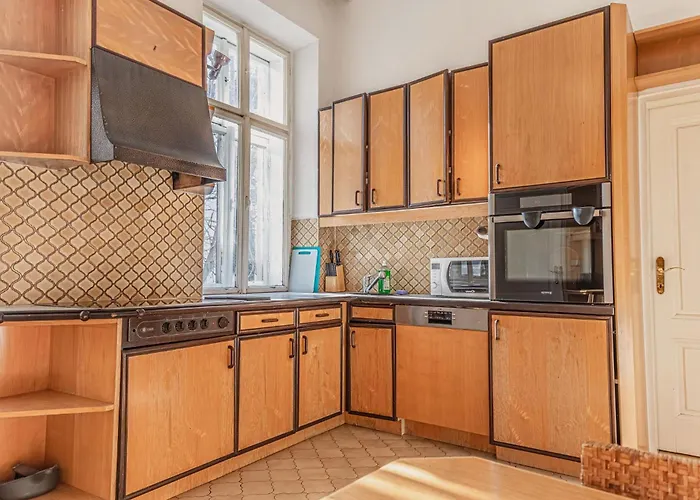 Apartment Spacious 4-bedroom Shared Flat In The Heart Of *