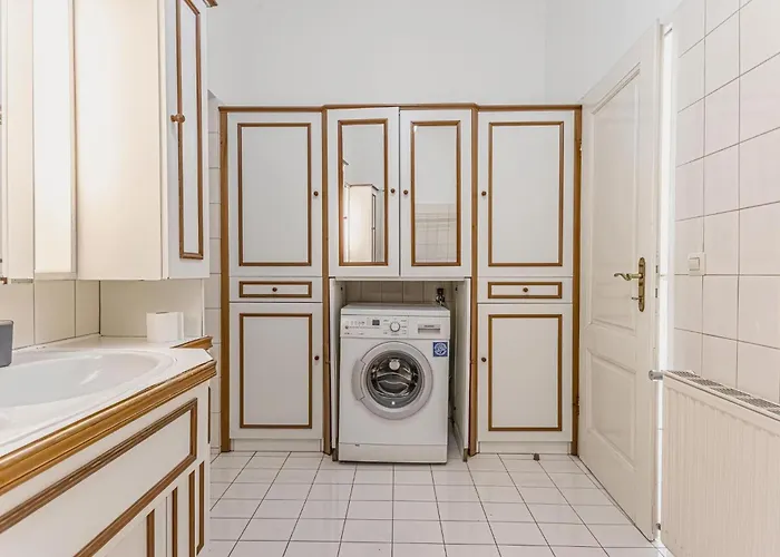 Apartment Spacious 4-bedroom Shared Flat In The Heart Of